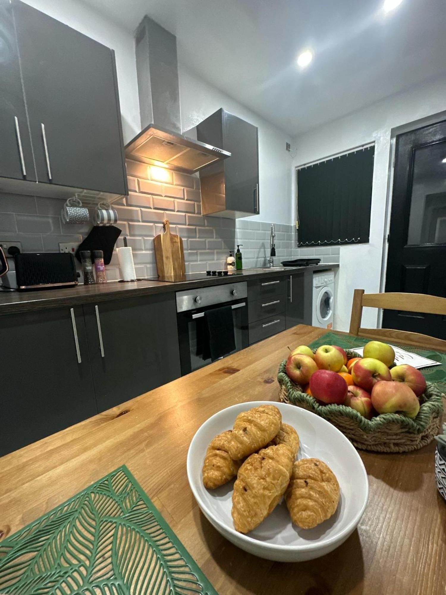 2 Bedroom Flat With Hot Tub Κάρντιφ Εξωτερικό φωτογραφία