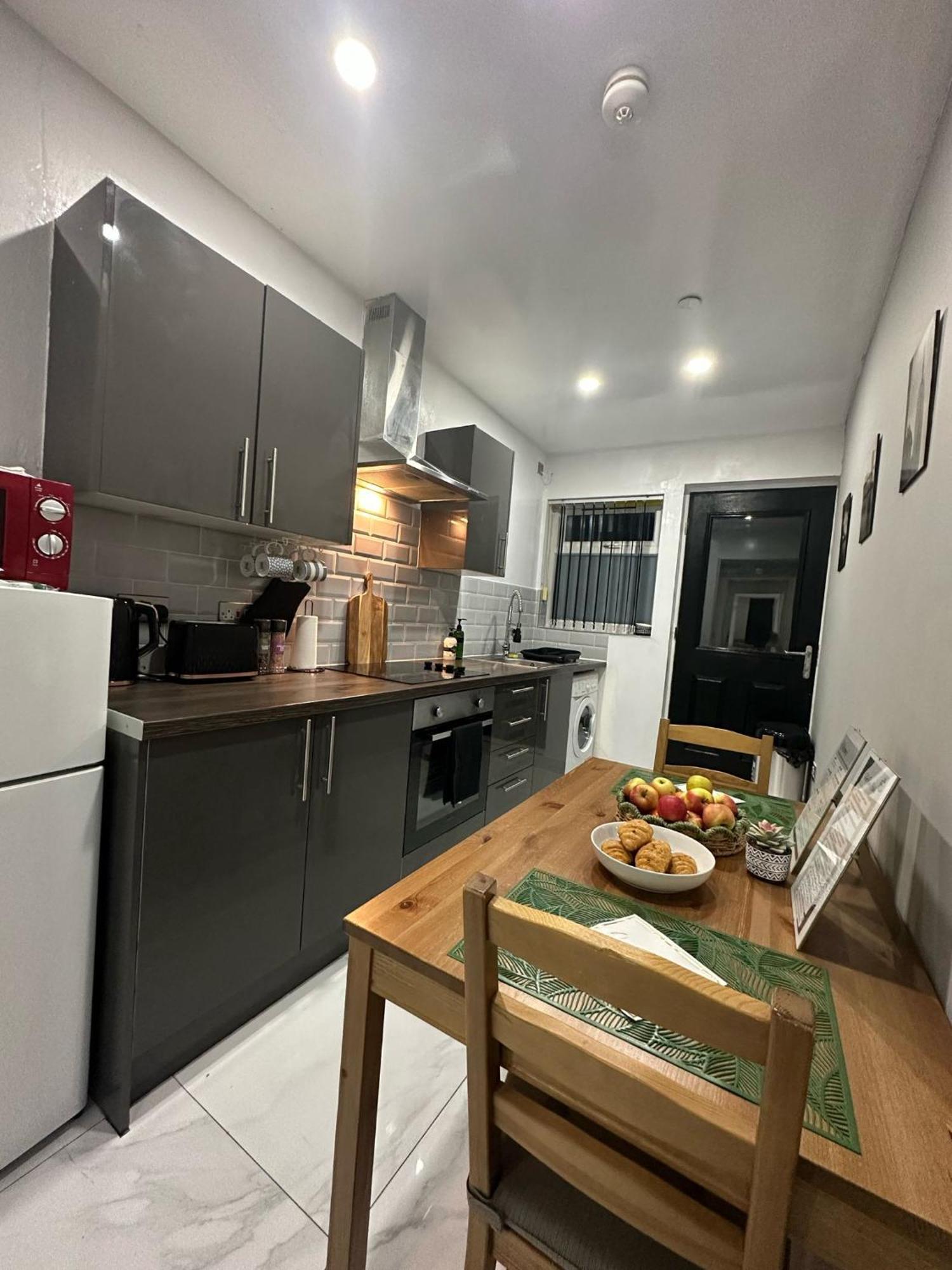 2 Bedroom Flat With Hot Tub Κάρντιφ Εξωτερικό φωτογραφία