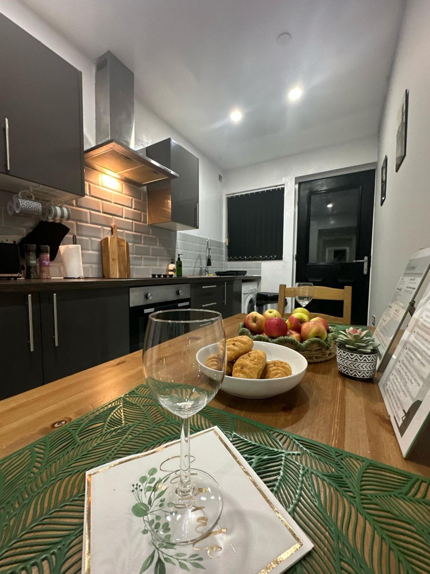 2 Bedroom Flat With Hot Tub Κάρντιφ Εξωτερικό φωτογραφία