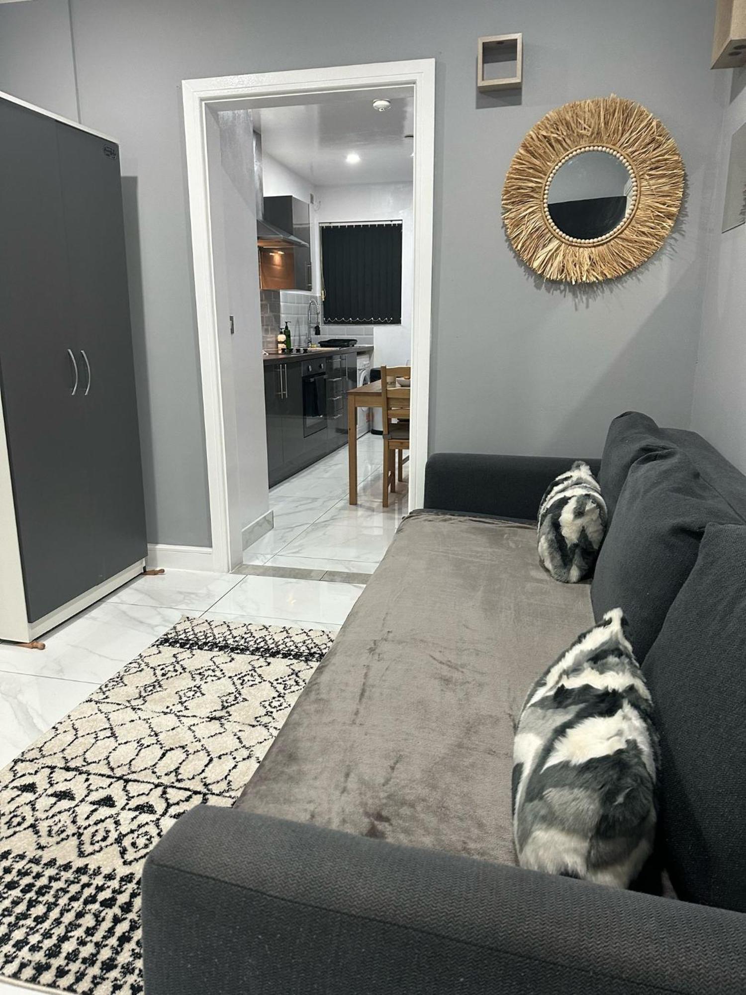 2 Bedroom Flat With Hot Tub Κάρντιφ Εξωτερικό φωτογραφία